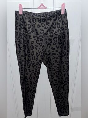 Modern Balance Large High-Rise Leopard Print Leggings in Black/Grey